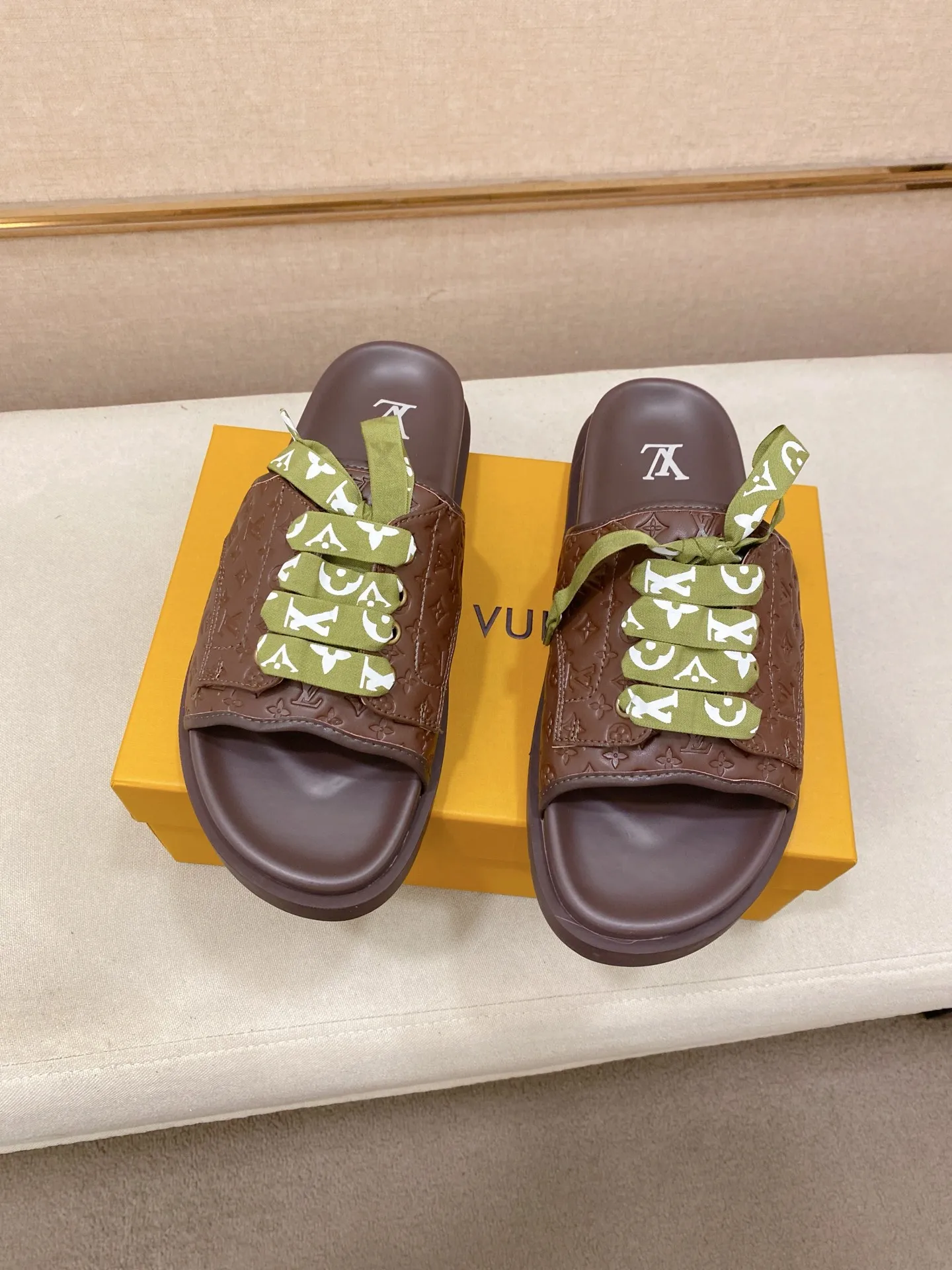 Men's shoes 💰: 340💰Made by LV🔍Top purchasing agents. Men's spring and summer slippers are available at the same counter. The uppers are imported cowhide from Italy, with logo graphics and high-quality craftsmanship. Soles: original soles specially provided by the original factory. Exclusive movable molded soles are super comfortable. Original goods follow orders. 🔍🔍High quality. You can enter and exit the counter at will. Welcome to compare. Size 38-44.